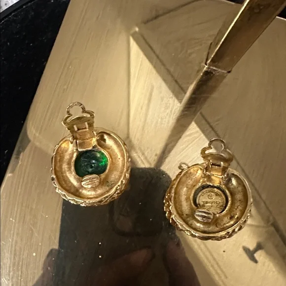 CHANEL Gold and Green Round Earrings PRE-OWNED. - Picture 5 of 6